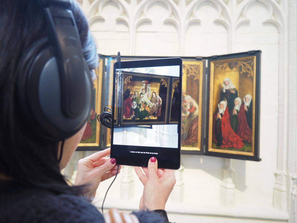 Bezoekers komen alles te weten over de kerk en haar kunstschatten via een augmented reality-beleving op iPad. Foto: Andy Merregart