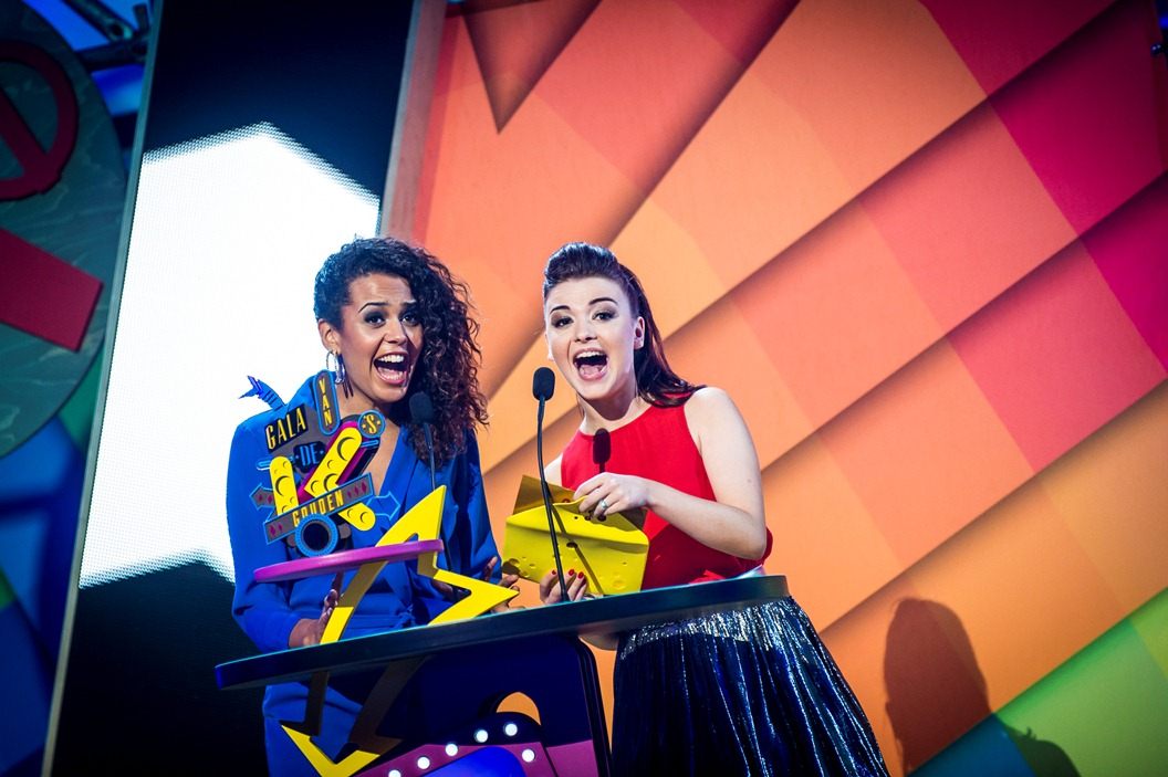 Gala van de Gouden K's 2014 - Tatyana Beloy en Lauren De Ruyck reiken de Gouden K voor Hunk van het jaar uit aan Dries Mertens - (c) VRT-Frederik Beyens
