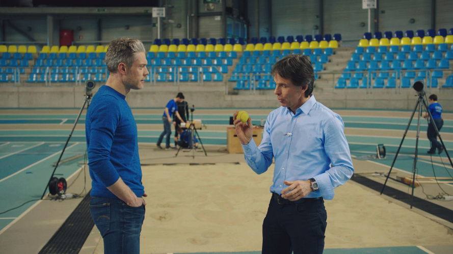 Maarten met prof biomechanica Dirk De Clerq- (c) VRT / De mensen