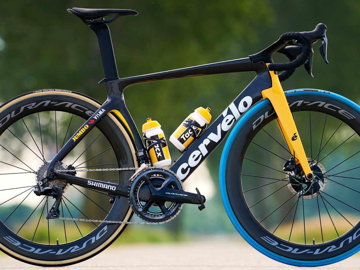 Blauwe voorband voor van Aert
