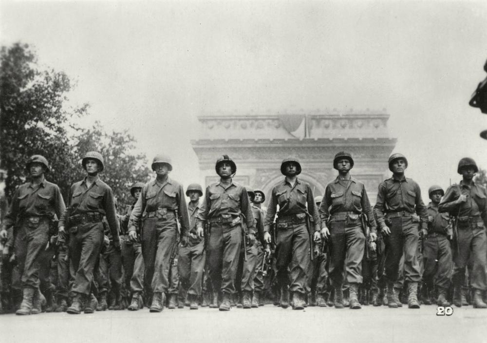 AKG254234 Entry of the Allied troops into Paris: US troops on the Champs-Elysees. ©akg-images