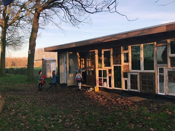 Het nieuwe bezoekerslokaal maakt onder meer gebruik van gerecycleerde ramen. © Ilse Pierard