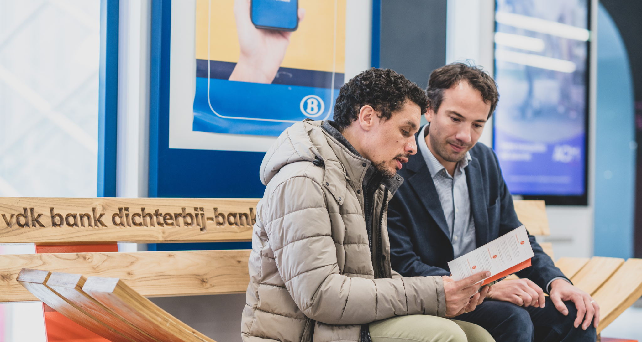 La première agence wallonne de vdk banque ouvre ses portes à Namur, avec un banc spécial et des offres d'emploi supplémentaires