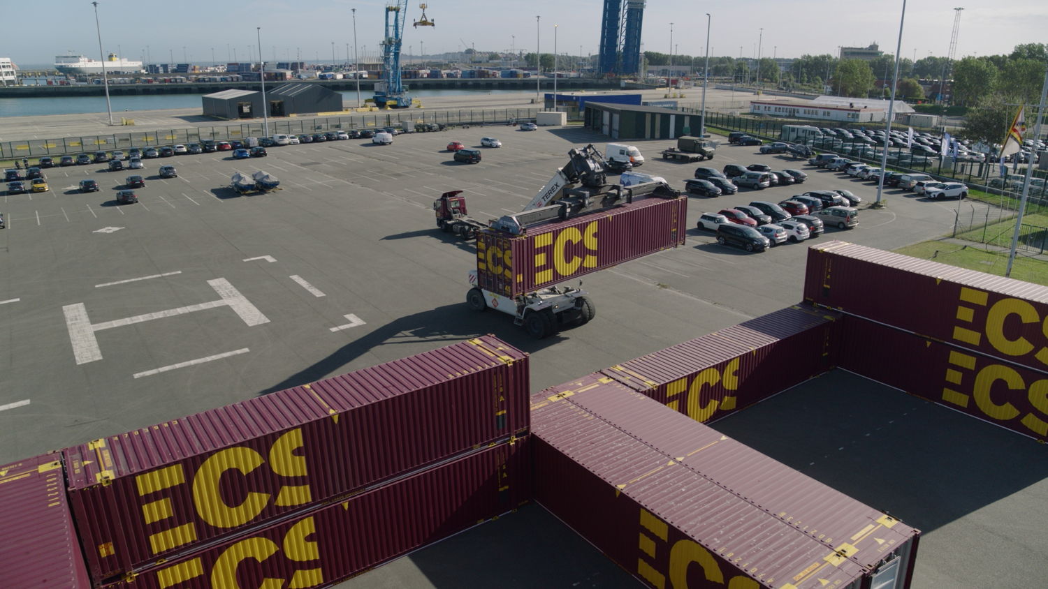 ECS levert 18 containers voor de bouw van een 'dronedorp'