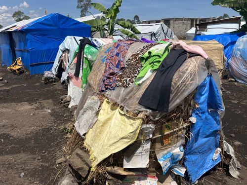 A handmade shelter in Rusayo site, where over 100,000 displaced persons live in dire conditions since several months. Copyright - MSF/Michael Neuman 