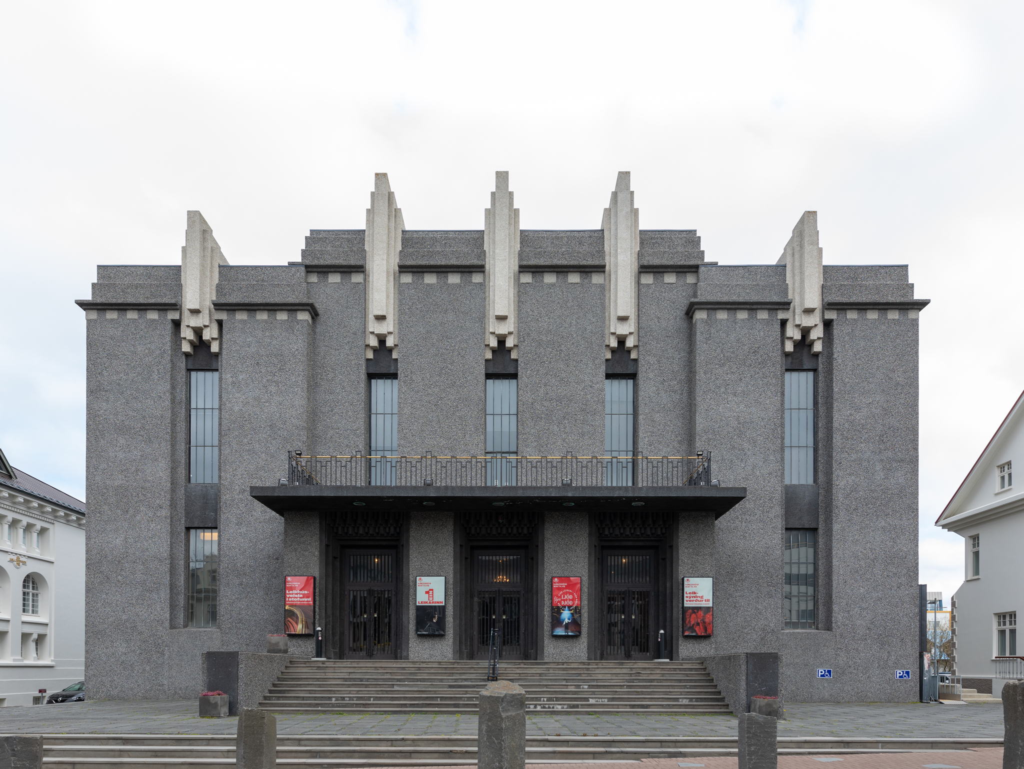  The National Theatre of Iceland has made the switch to digital with Sennheiser’s Digital 6000 series The National Theatre of Iceland has made the switch to digital with Sennheiser’s Digital 6000 series