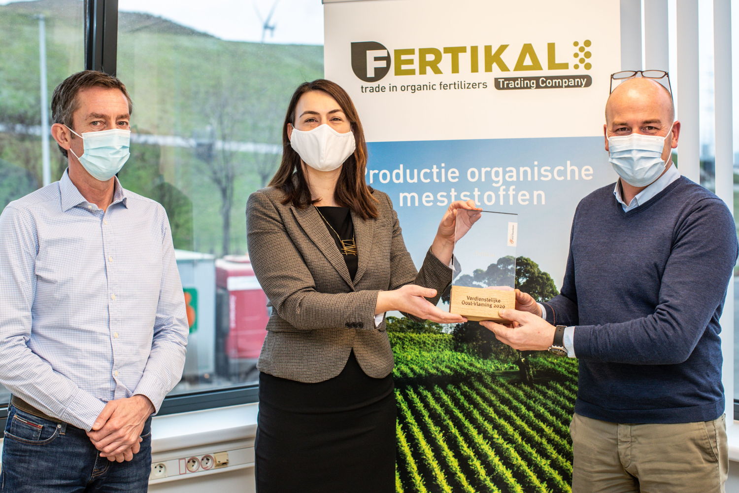 Gedeputeerde An Vervliet overhandigt de trofee aan de vertegenwoordigers van Fertikal (copyright Lieven Van Assche)