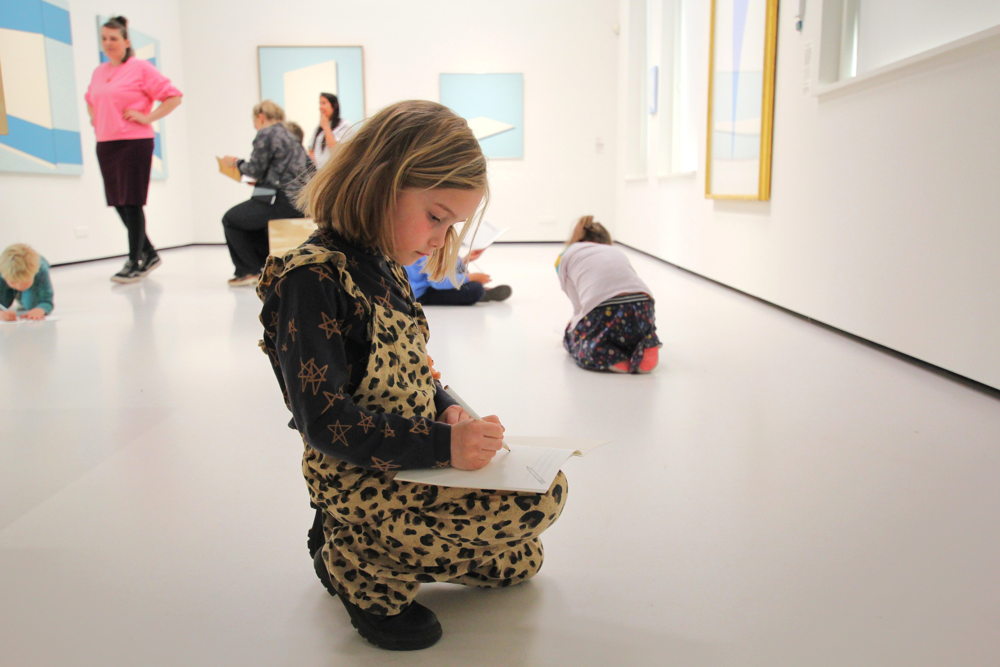 Bezoekers in de tentoonstelling 'Daan van Golden - The Original', foto Jackelien Beerens
