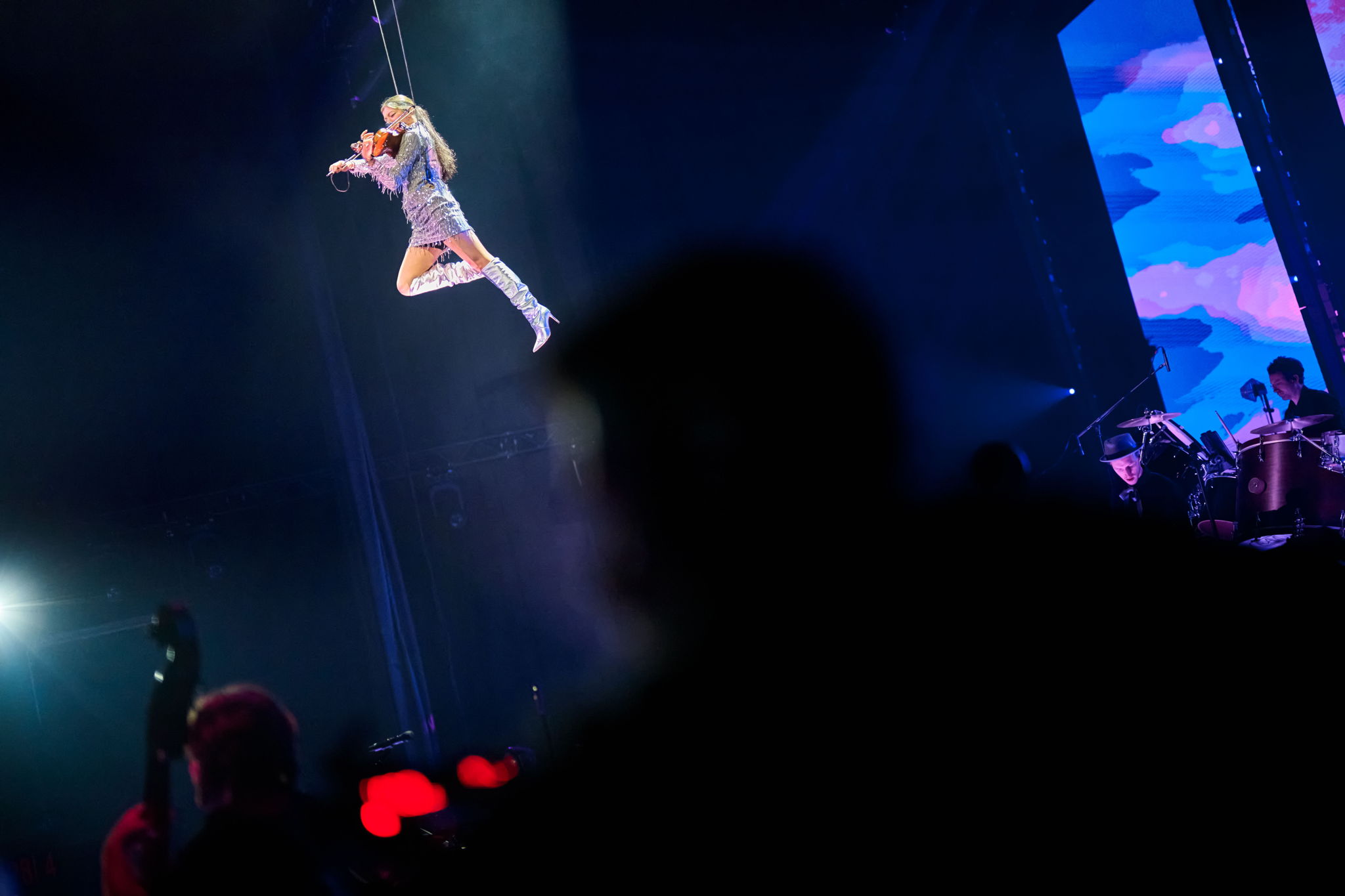 La violoniste Alexandra Tirsu livrant une performance virtuose suspendue dans les airs