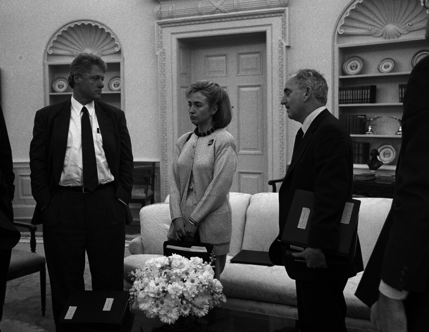 Bill en Hillary in de Oval Office in 1993 - (c) William J. Clinton Presidential Library