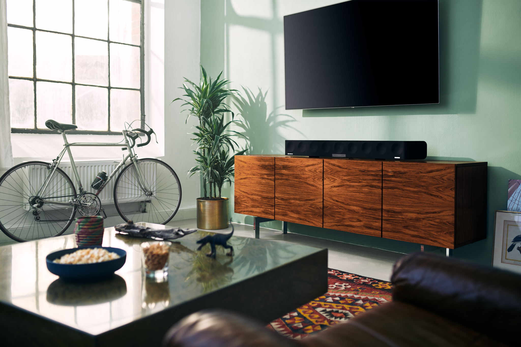 Via room calibration, the AMBEO Soundbar optimizes the sound for the individual room and preferred seating position. Via room calibration, the AMBEO Soundbar optimizes the sound for the individual room and preferred seating position.