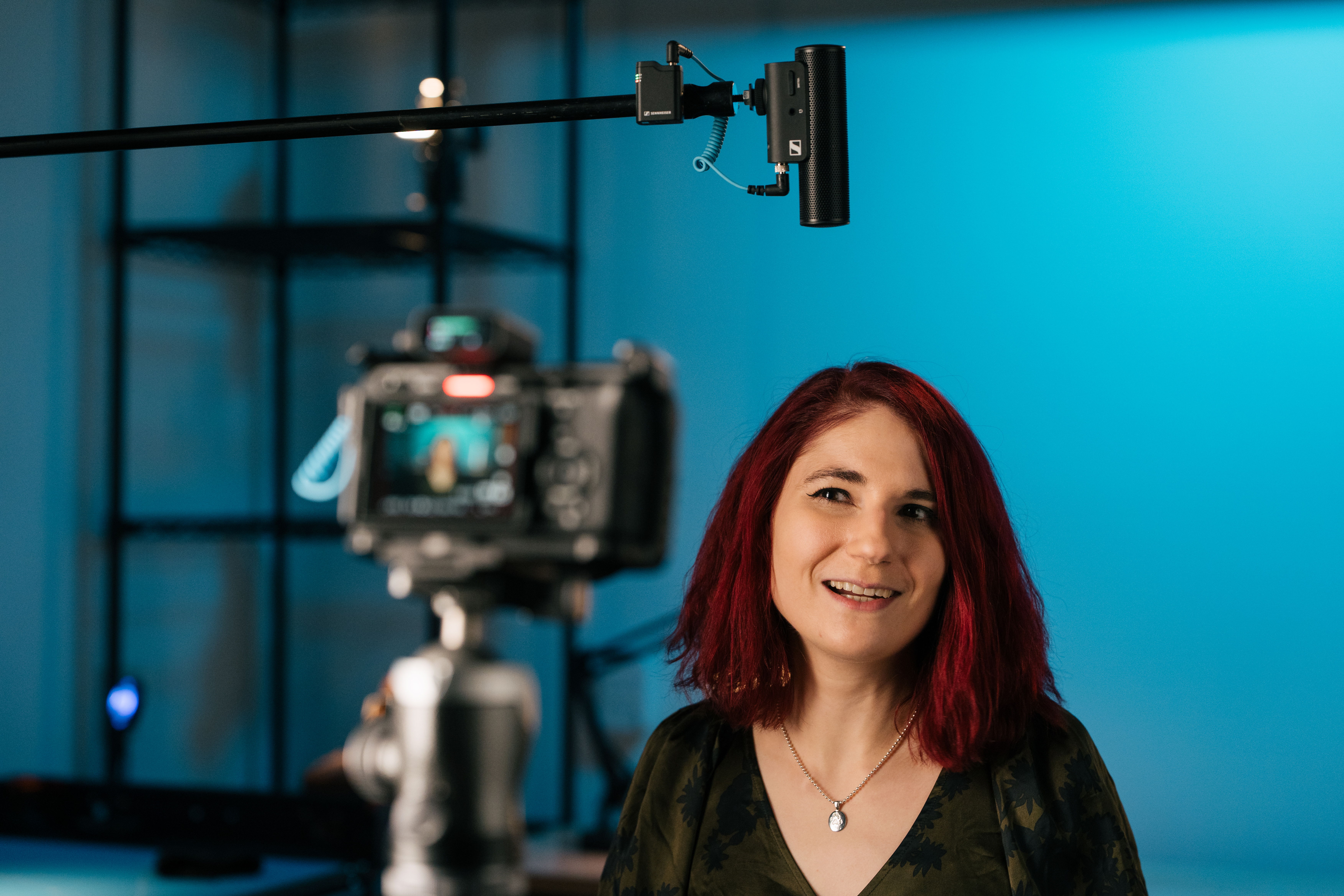 Profile Wireless can also be used to create a wireless boom, here in combination with an MKE 400 mini-shotgun mic Profile Wireless can also be used to create a wireless boom, here in combination with an MKE 400 mini-shotgun mic