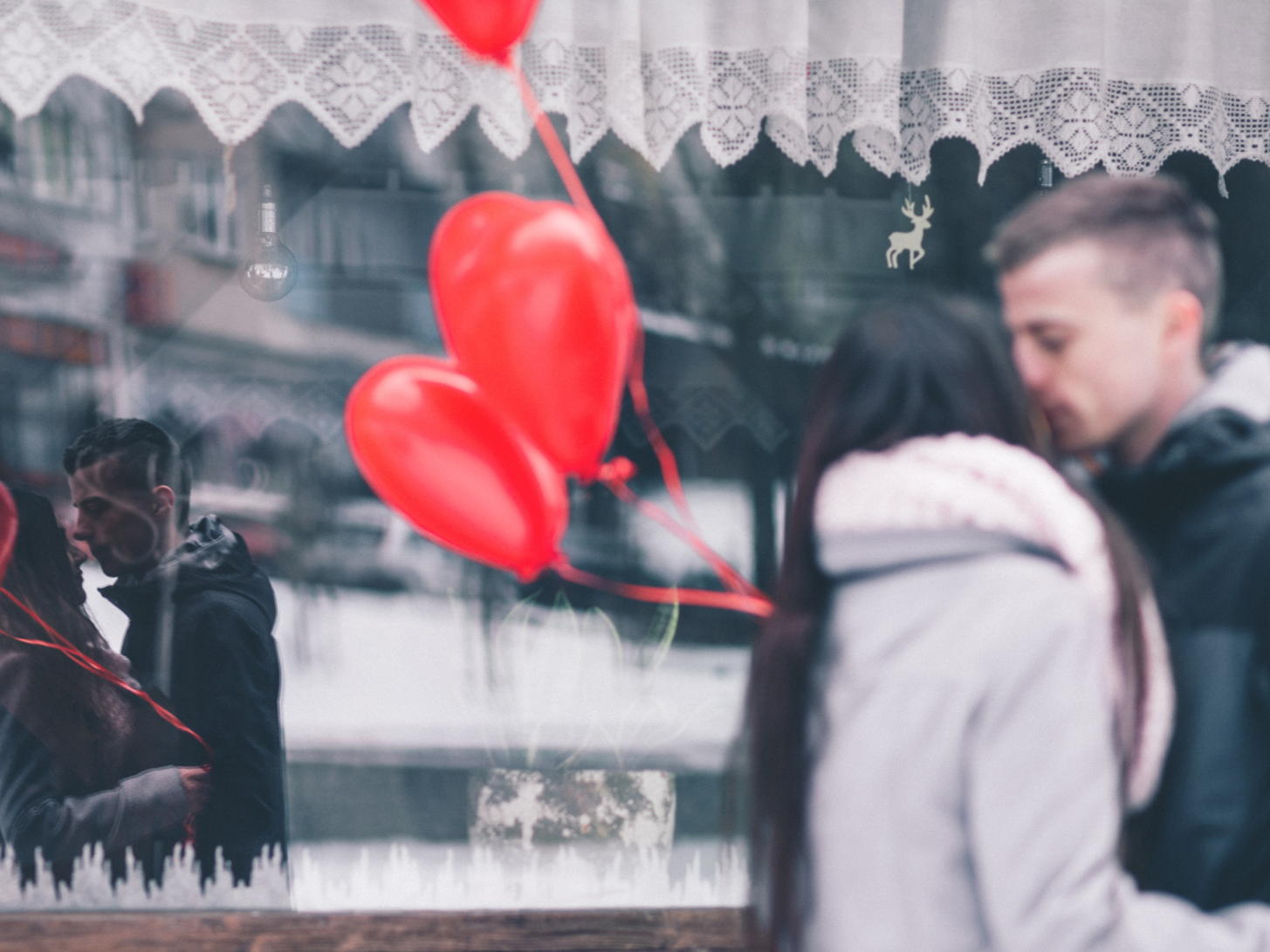 Dale la vuelta al brindis de tu cena romántica este 14 de febrero con las siguientes ideas