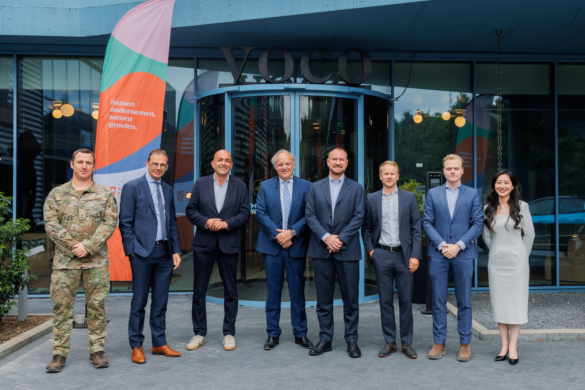 V.l.n.r Majoor Koen Ceulemans (Army Innovation Officer bij Defensie), Wouter Beke (Europees Parlementslid), Kris Claes (gedelegeerd bestuurder), Robert van der Eijk (Akkodis Benelux), Alain Quevrin (CEO Thales Belgium), Stephan De Stoop (Head of Sales, Akkodis Benelux), Hendrik Caluwé (Adviser European Affairs, Trade & Defence Voka vzw), Yuwen Gu (Akkodis Belgium)