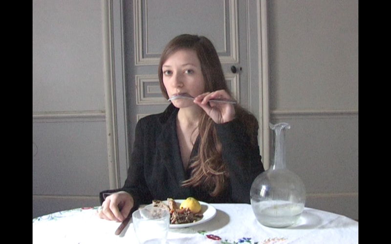 Ariane Loze, Dinner for 4, projection vidéo HDV, son, couleurs, 7’27’’, 2008. © Ariane Loze. Courtesy de l’artiste et de la galerie Michel Rein Paris/Bruxelles