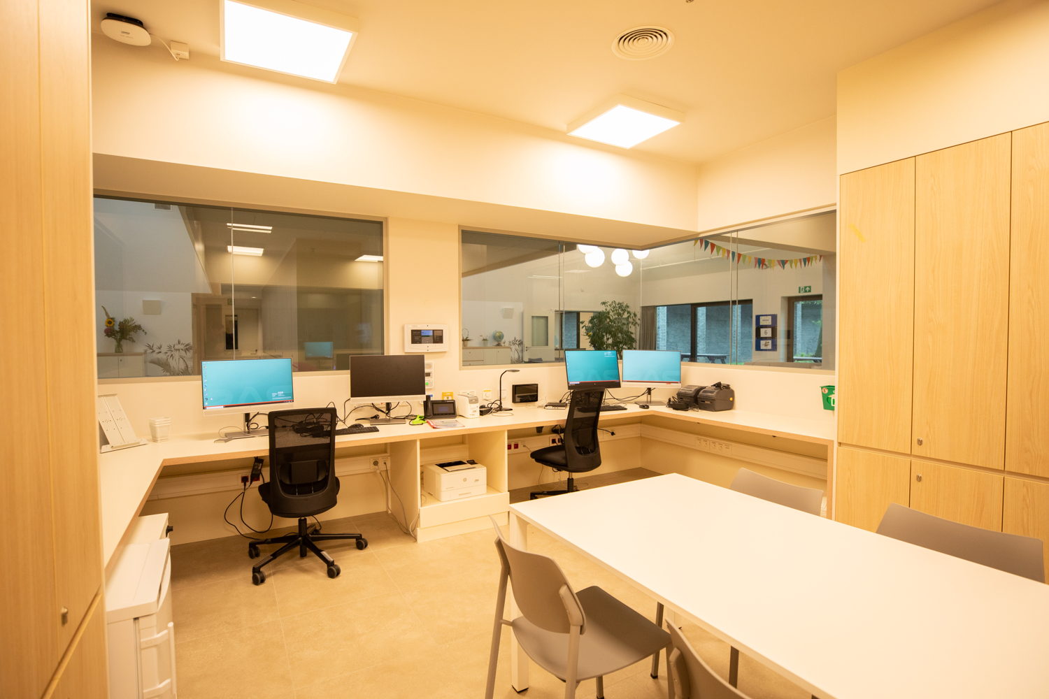 Een verpleegpost voor twee leefgroepen in het nieuwe gebouw van ZAS UKJA. (Foto: ZAS / Dirk Kerstens)