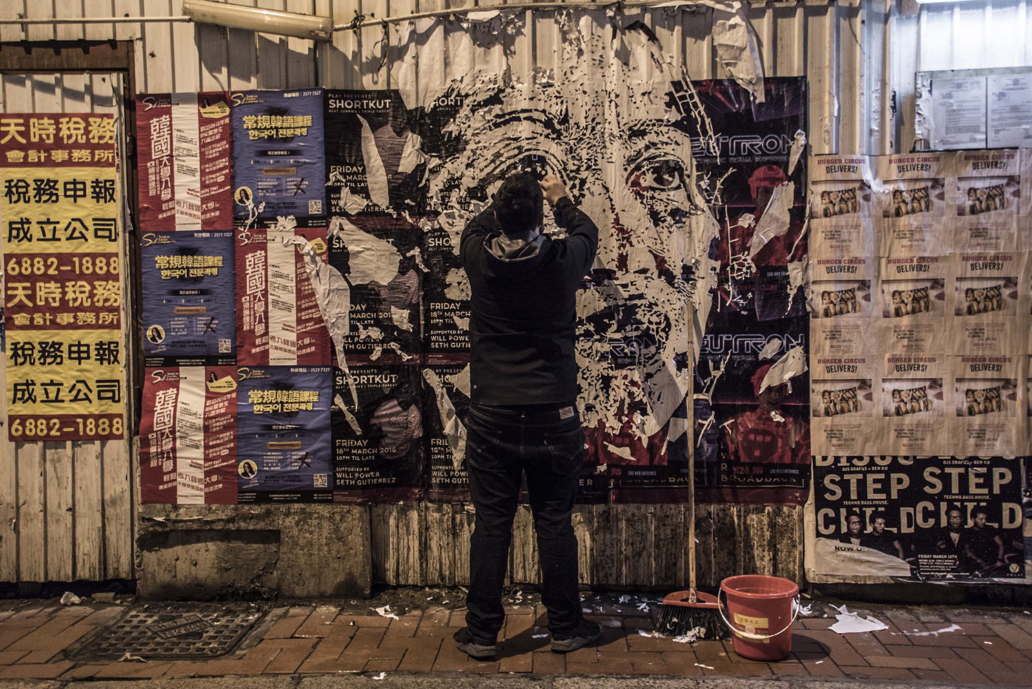 Alexandre Farto aka VHILS at work 