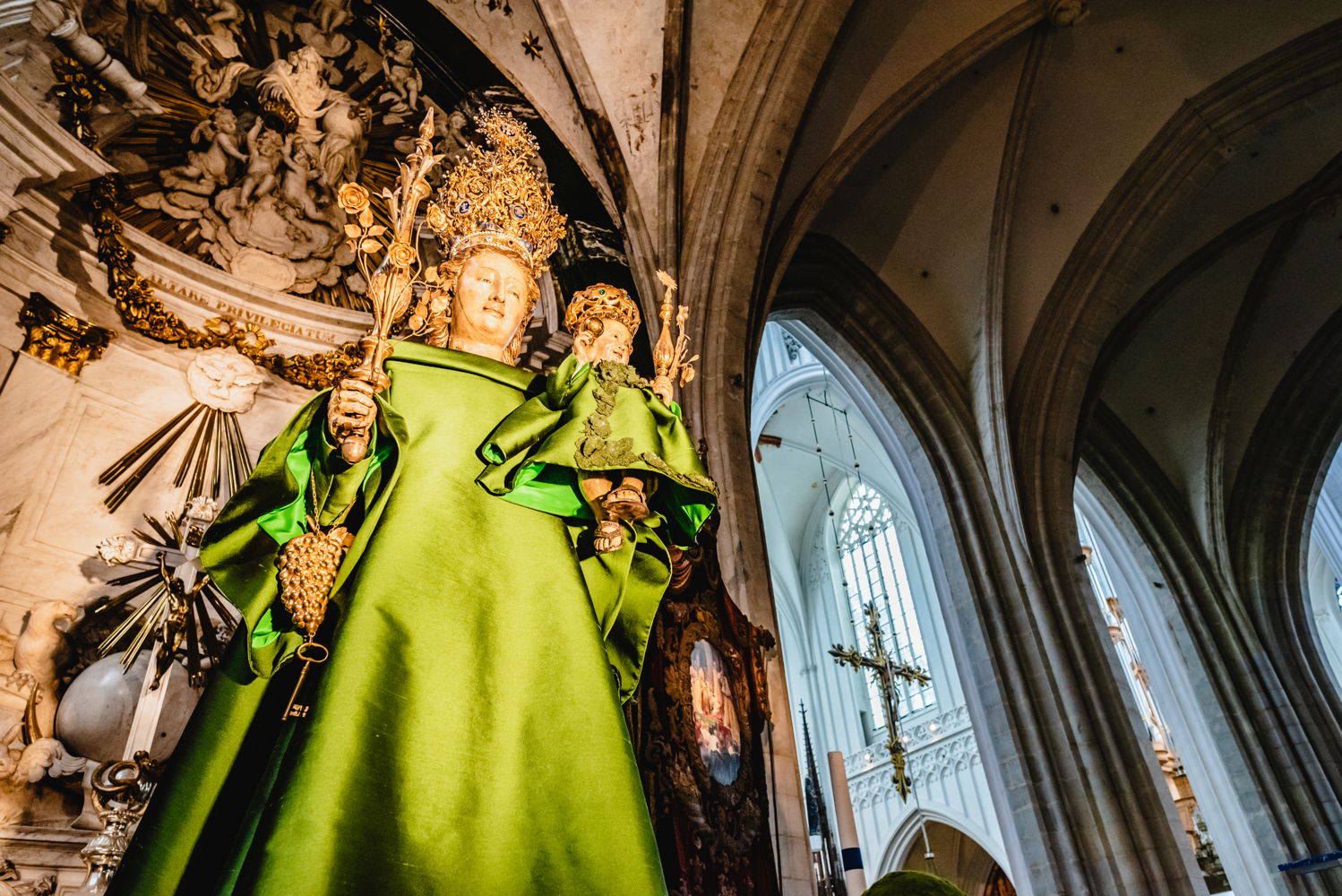 Mariabeeld van de Onze-Lieve-Vrouwekathedraal Antwerpen in een creatie van couturier Edouard Vermeulen van Natan, (c) MoMu Antwerp, Foto: Matthias De Boeck