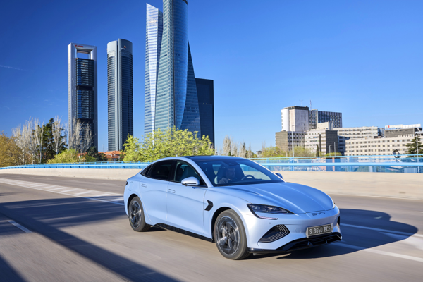 BYD termine l'année 2023 avec un chiffre de ventes annuel record de 3 millions d'unités, en tête du marché mondial des véhicules électriques rechargeables (NEV)