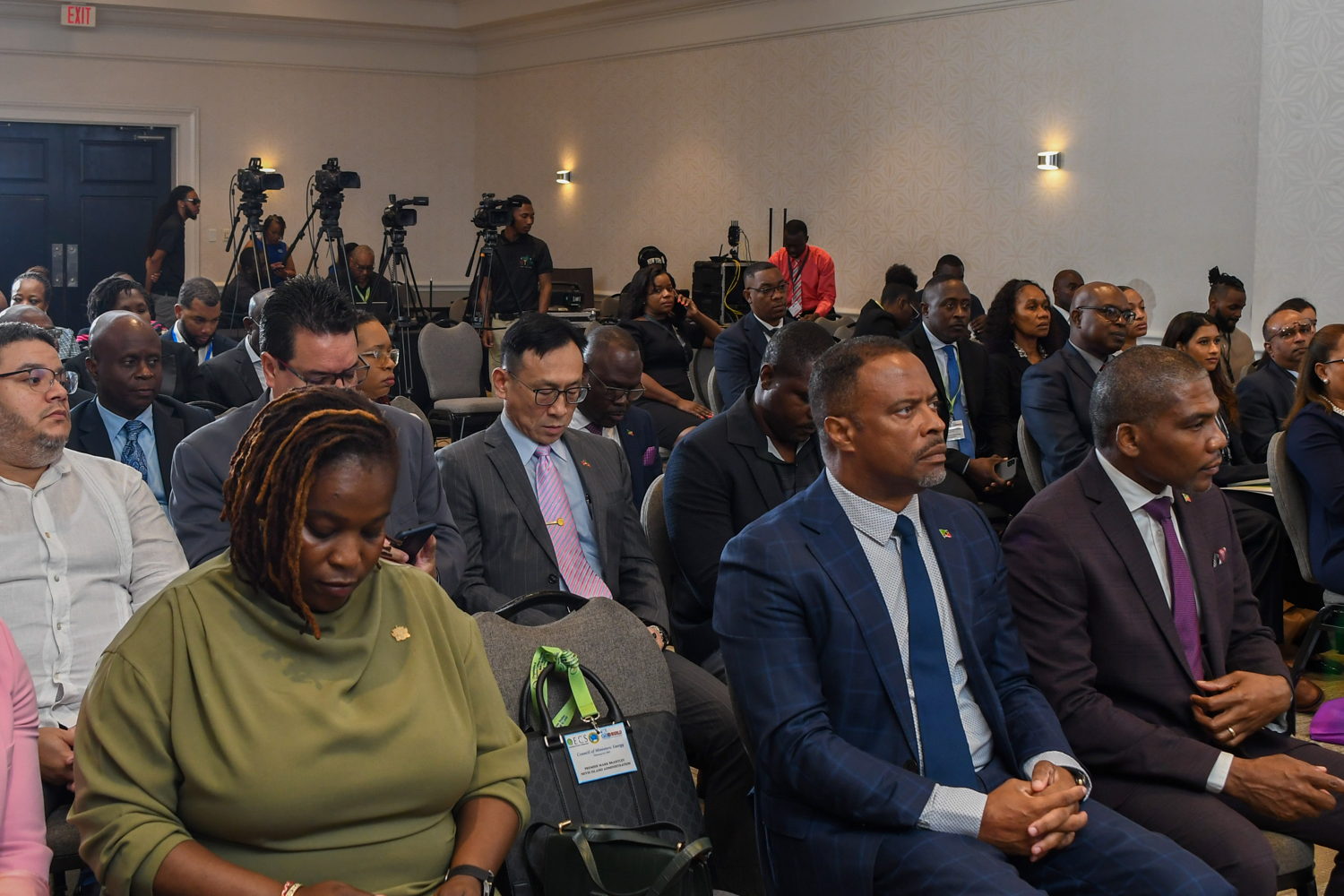 À l'extrême droite, l'hon.Dr Terrance Drew, Premier ministre de Saint-Kitts-et-Nevis, assis à côté de l'hon. Mark Brantley, chef de l'opposition et Premier ministre de Nevis.