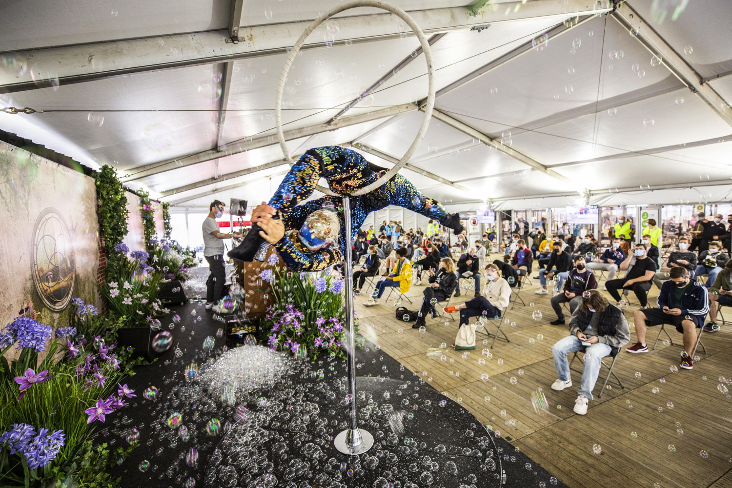 Dj's en dansers van dancefestival Tomorrowland zorgen voor sfeer in de observatieruimte van VacCovid. 