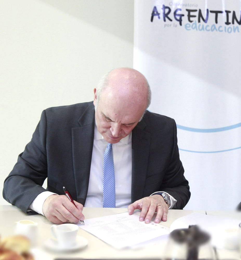 José Luis Espert firmando los #CompromisosPorLaEducación.