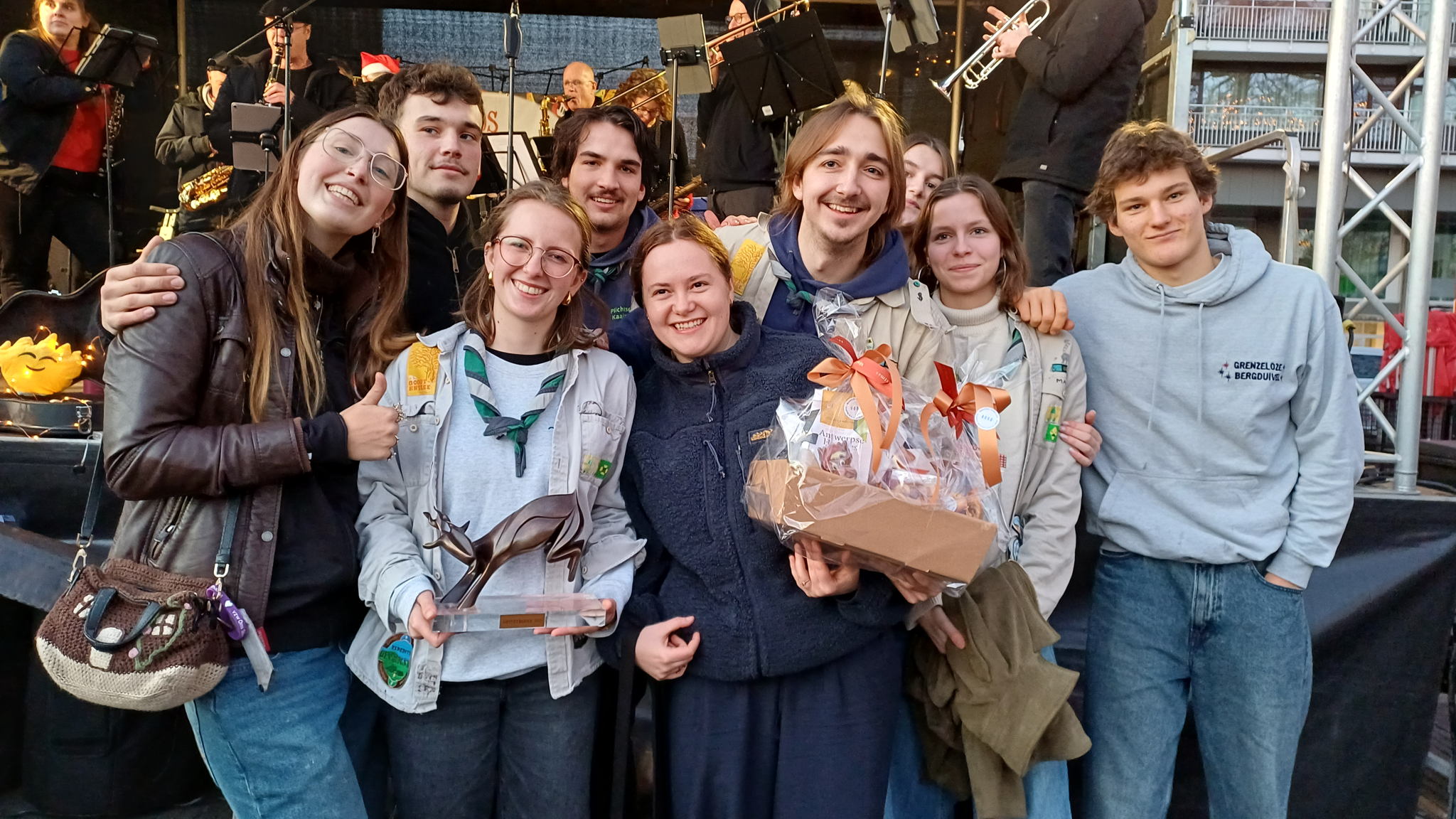 De leidingsploeg van Scouts 2646 Feniks poseert met de Geitetrofee.