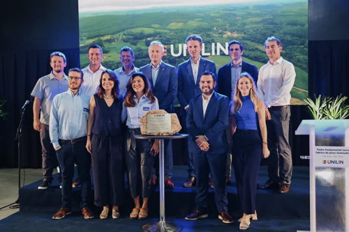 Onthulling van de eerste steen met het Braziliaanse Unilin team. 
