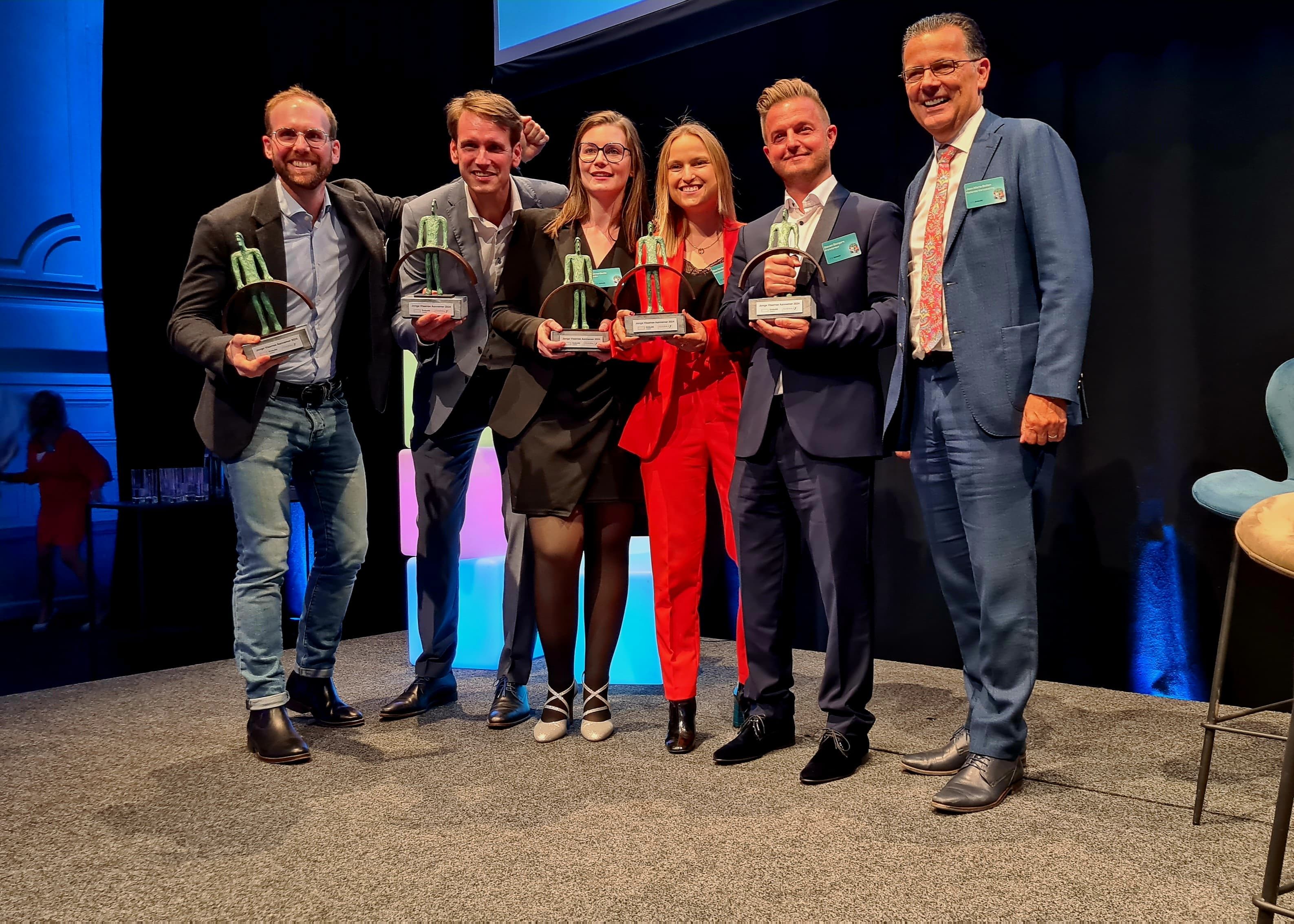 Raf Houben (uiterst links) ontving gisteravond de award tijdens de jaarlijkse voorstelling van het Visierapport van bouwfederatie Embuild Vlaanderen.