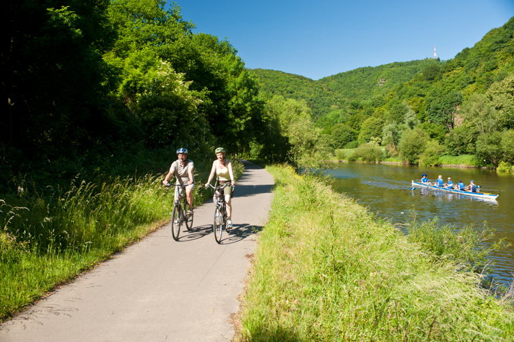 Fietsers op het Lahn-vallei fietspad in Obernhof (c) Dominik Ketz