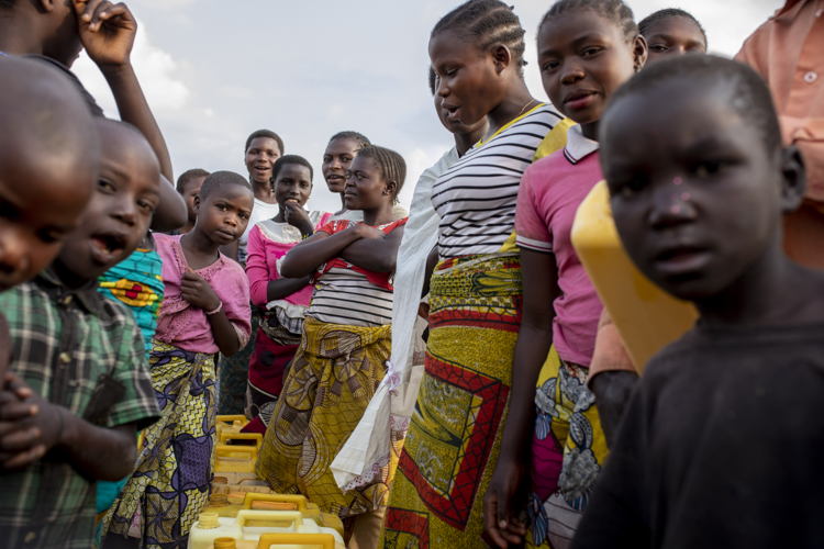 Queuing up to fetch water in the ISP camp for internally displaced people in Bunia. Credit Pablo Garrigos/MSF, 23 June 2019