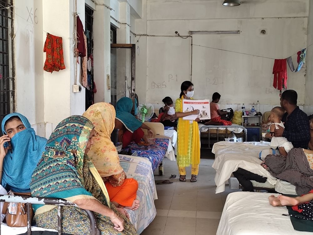 MSF health promoters sharing key health messages with patients suffering from acute watery diarrhea in the paediatric and adult ward of the Noakhali’s 250 bed General Hospital. |Date taken: 18/09/2024 | Photographer: Farah Tanjee | Location: Bangladesh