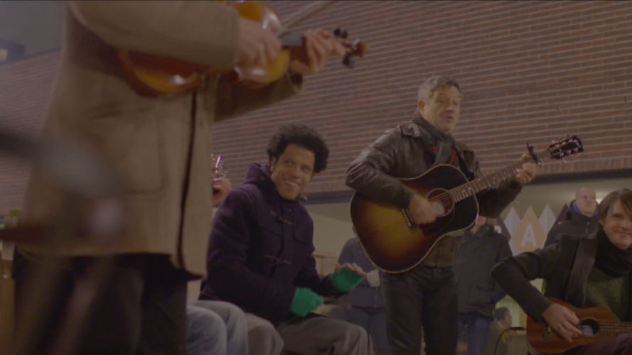 Iedereen beroemd buskt voor Music for Life (c) VRT