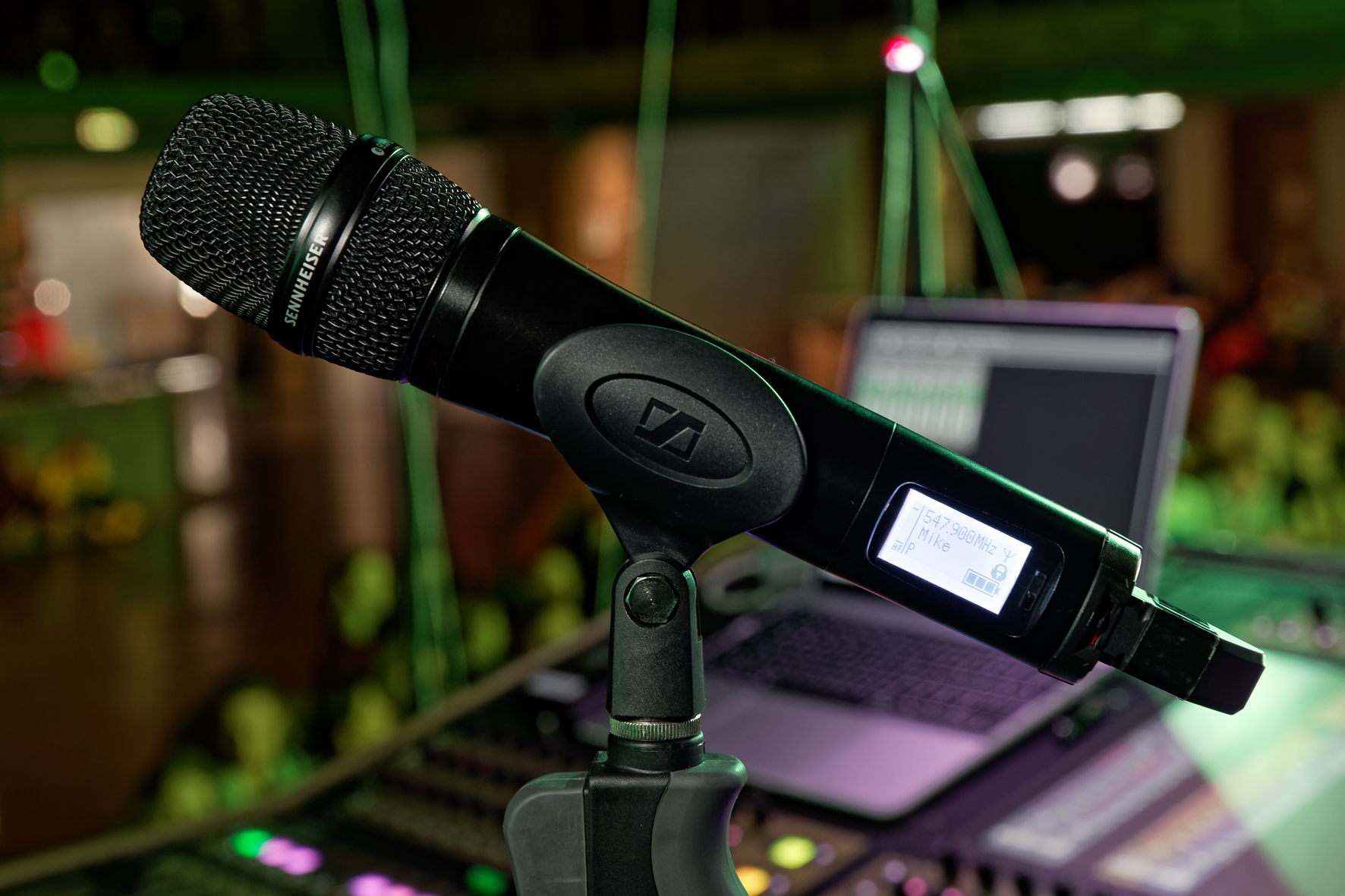 Bei Mike Singers Auftritten kommt ein Sennheiser SKM 500 G4 Handsender mit einer dynamischen MMD 935-1 Kapsel zum Einsatz Bei Mike Singers Auftritten kommt ein Sennheiser SKM 500 G4 Handsender mit einer dynamischen MMD 935-1 Kapsel zum Einsatz