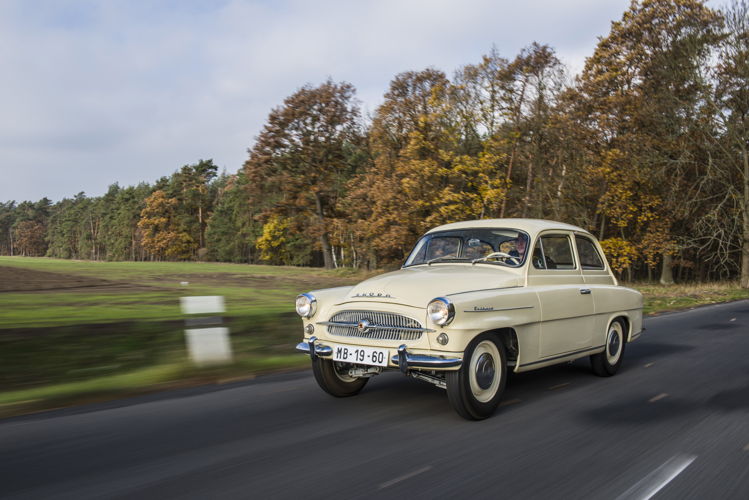 The first two-door version of the ŠKODA OCTAVIA left the main plant in Mladá Boleslav in January 1959 - alongside its predecessors Š 440 and Š 445 for the first few weeks. Under the hood of the OCTAVIA, a robust four-cylinder engine with a capacity of 1.1 litres was used, generating 29.4 kW (40 hp) and driving the rear wheels via a four-speed gearbox.