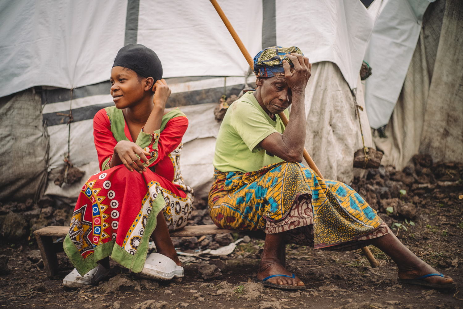 Alice Feza Wamwanya, 19 ans, originaire de Buhumba dans le territoire de Nyiragongo, devant son abri dans le site de personnes déplacées à Kanyaruchinya au nord de Goma, Nord-Kivu, République démocratique du Congo, 4 janvier 2024. Copyright Philémon Barbier