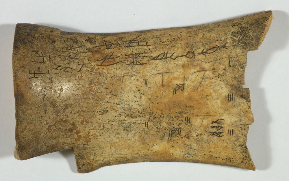 AKG5303287 Chinese Oracle bone © akg-images / British Library
