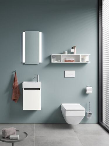 Ongebruikte muurruimte boven het toilet wordt open opbergruimte met een horizontale plank uit de Ketho-serie, die de badkamer ook visueel verfraait.