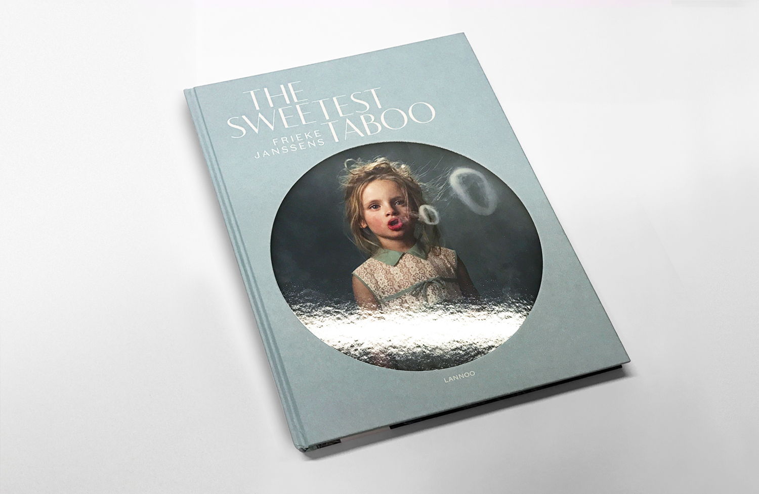 The Sweetest Taboo, grafische vormgeving Superset, uitgeverij Lannoo. Foto: Superset. (c) werk van Frieke Janssens