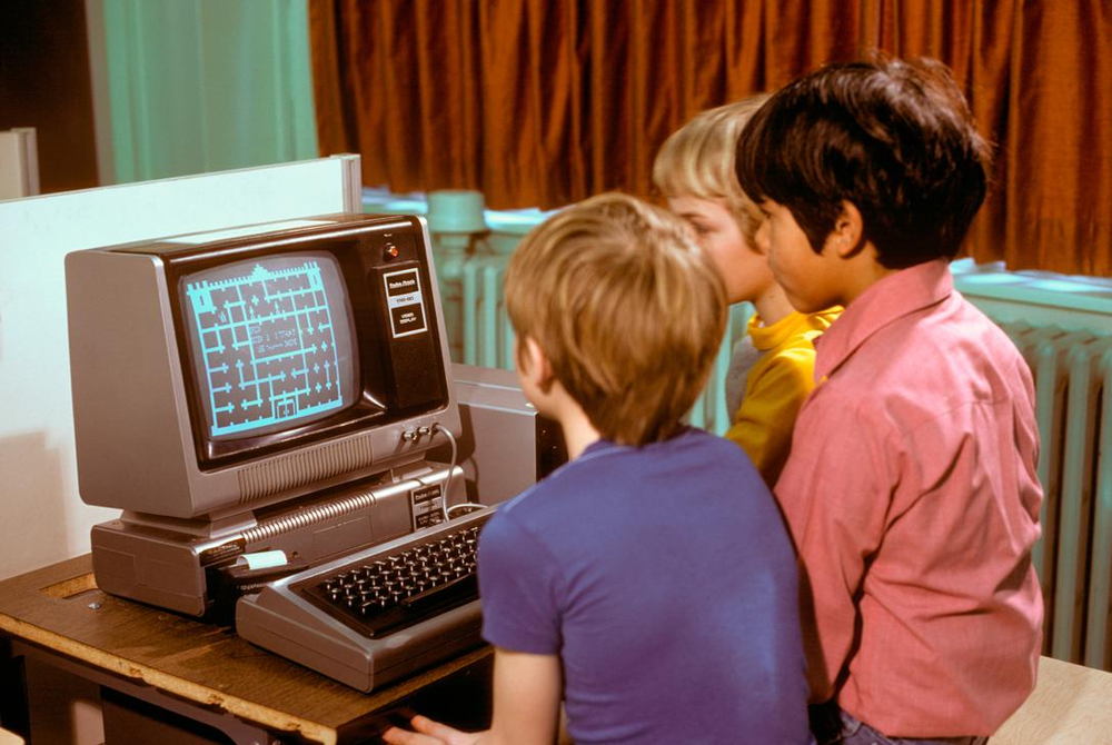AKG2154879  1980's Primary School Children with TRS80 Computer. © ClassicStock / akg-images / D. & P. Valenti