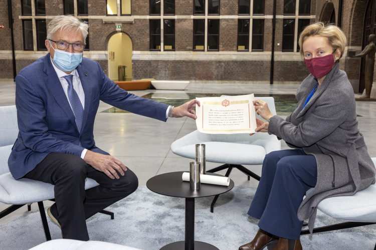 Overhandiging zilveren koker - copyright Tom Dhaenens