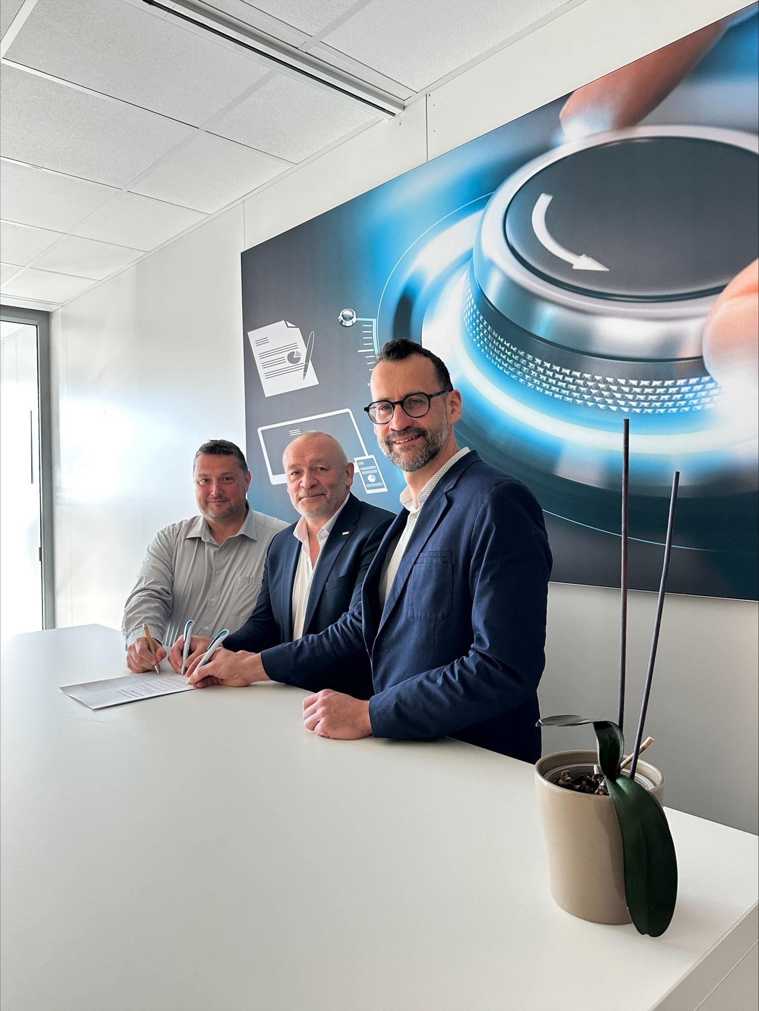 ondertekening intentieverklaring - vlnr. Bram Kamers (algemeen directeur VERA), Eddy Van der Storck (voorzitter V-ICT-OR), Dirk Goeminne (directeur POLIS)