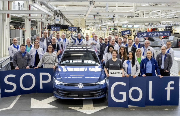 Luz verde para la producción en serie: el nuevo Golf salió de la línea de montaje en la fábrica de Wolfsburg 