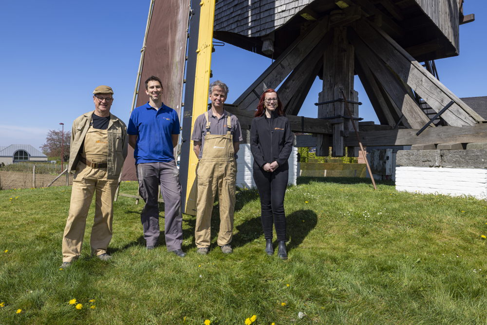 vlnr. meester-molenaar Specht, aspirant-molenaar Tim Braekman, Guy Suy en Sophie Anseeuw (Mola Molencentrum)