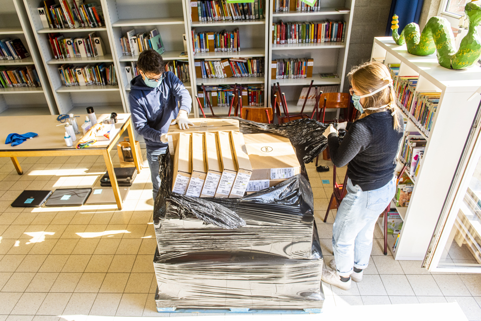 330 laptops gaan nog voor het einde van de paasvakantie naar Leuvense scholen