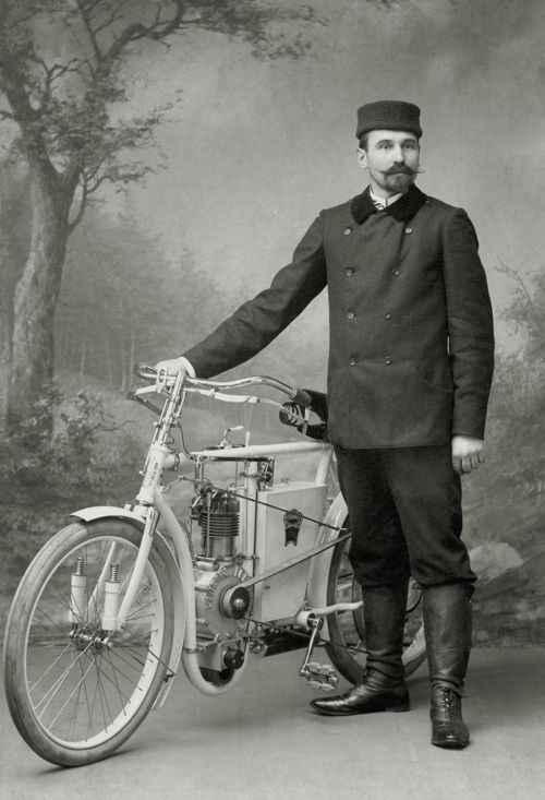 Narcis Podsedníček represented Laurin & Klement in his first
international race with great success: With his SLAVIA Type B,
he won the long-distance Paris-Berlin race in 1901 ahead of a
strong field of participants, covering a distance of 1,196 km.