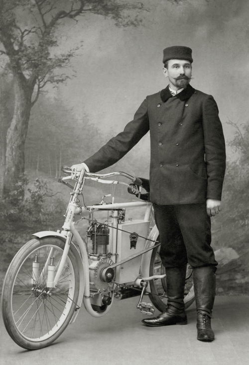 Narcis Podsedníček represented Laurin & Klement in his first
international race with great success: With his SLAVIA Type B,
he won the long-distance Paris-Berlin race in 1901 ahead of a
strong field of participants, covering a distance of 1,196 km. Narcis Podsedníček represented Laurin & Klement in his first
international race with great success: With his SLAVIA Type B,
he won the long-distance Paris-Berlin race in 1901 ahead of a
strong field of participants, covering a distance of 1,196 km.
