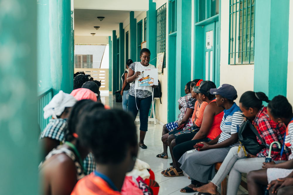A health promotor is explaining the health measures for pregnant women. For complicated deliveries, patients are transferred to other hospitals where sometimes the patients are refused because there is no electricity or because they ask the patients to buy their medicines before being taken care of. Photographer: Johan Lolos| Location: Port à Piment| Date: 28/02/2020 A health promotor is explaining the health measures for pregnant women. For complicated deliveries, patients are transferred to other hospitals where sometimes the patients are refused because there is no electricity or because they ask the patients to buy their medicines before being taken care of. Photographer: Johan Lolos| Location: Port à Piment| Date: 28/02/2020