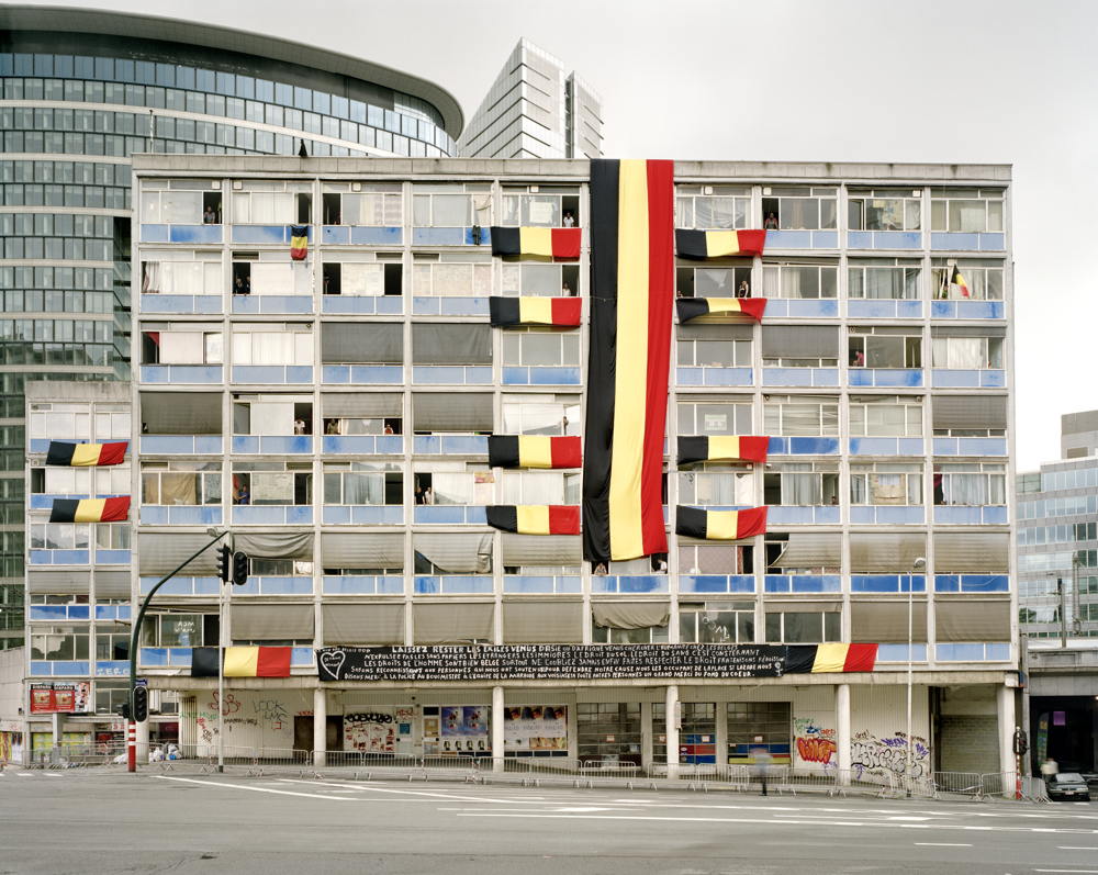 Collectie In Transit - Annemie Augustijns (BE, 1965), Refugees in blue building, Brussels, 2009. Chromogene afdruk, P/2017/46, FOMU Verwerving, 2017.