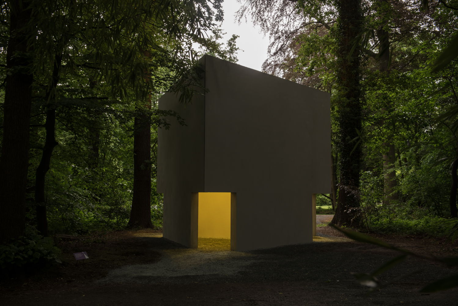 Bruce Nauman, Diamond Shaped Room with Yellow Light, 1986-1990/2018, collection Middelheim Museum - photo Tom Cornille